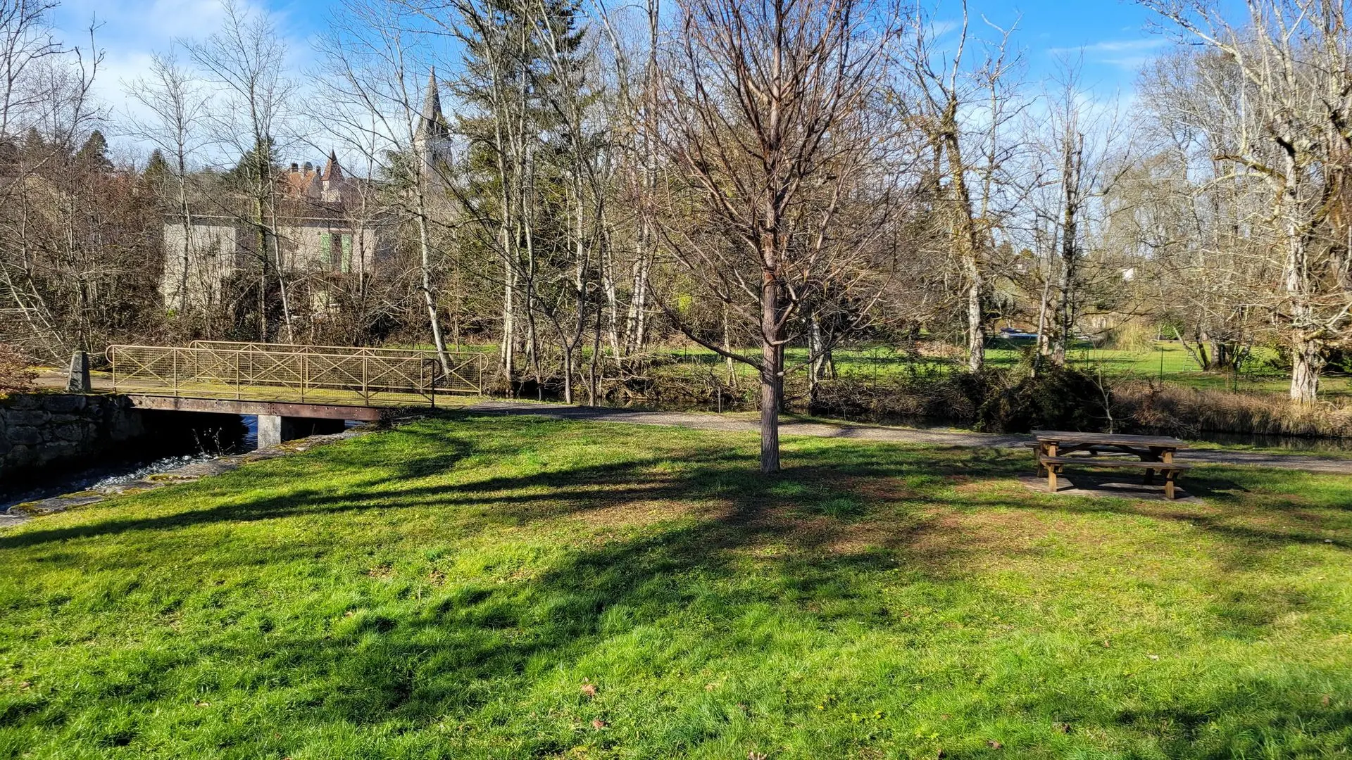 Aire de pique-nique - jardin public - chateau l eveque1