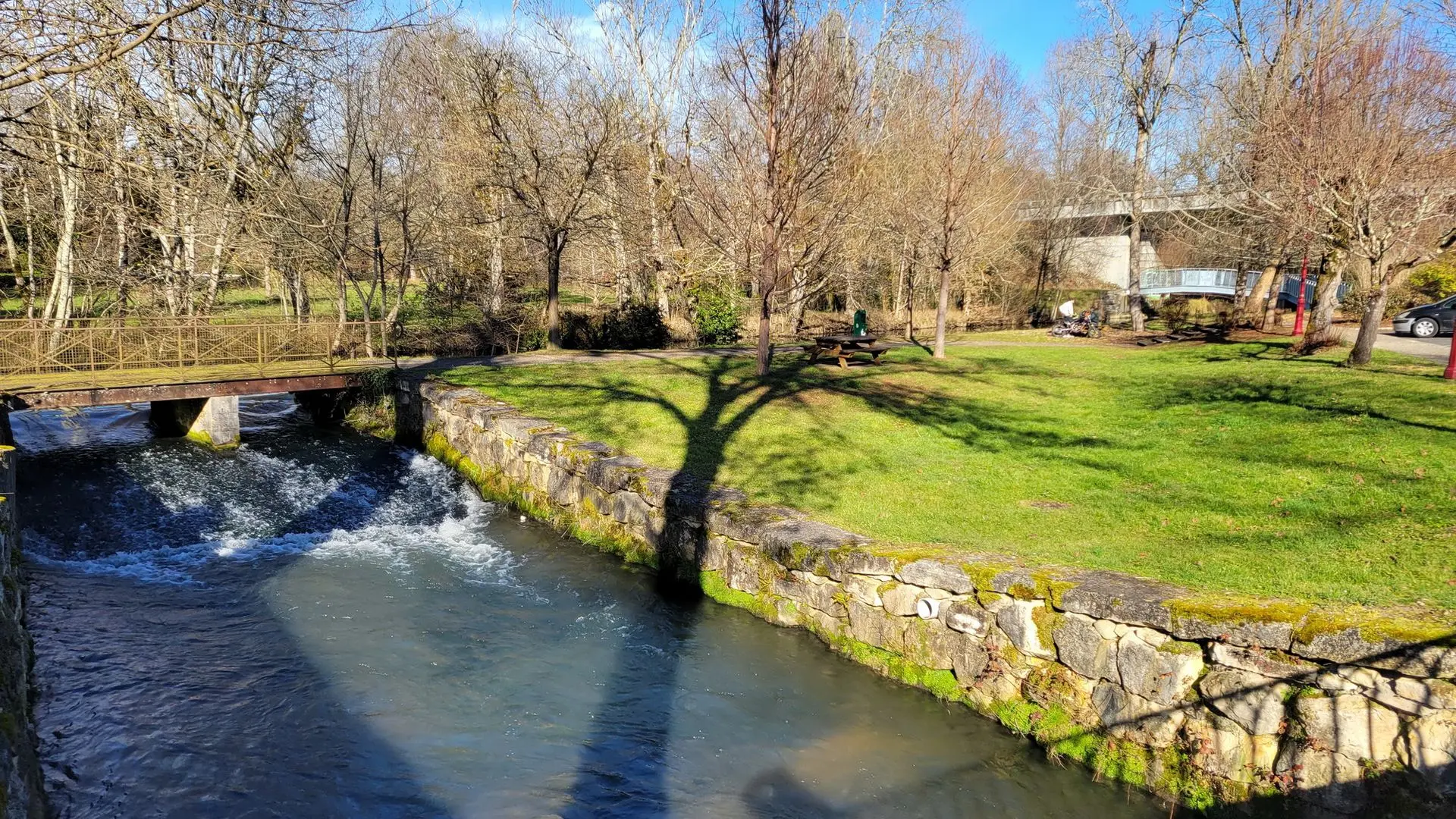 Aire de pique-nique - jardin public - chateau l eveque2