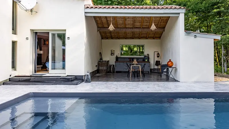 B&B Domaine pré de l'étang - cuisine été et piscine