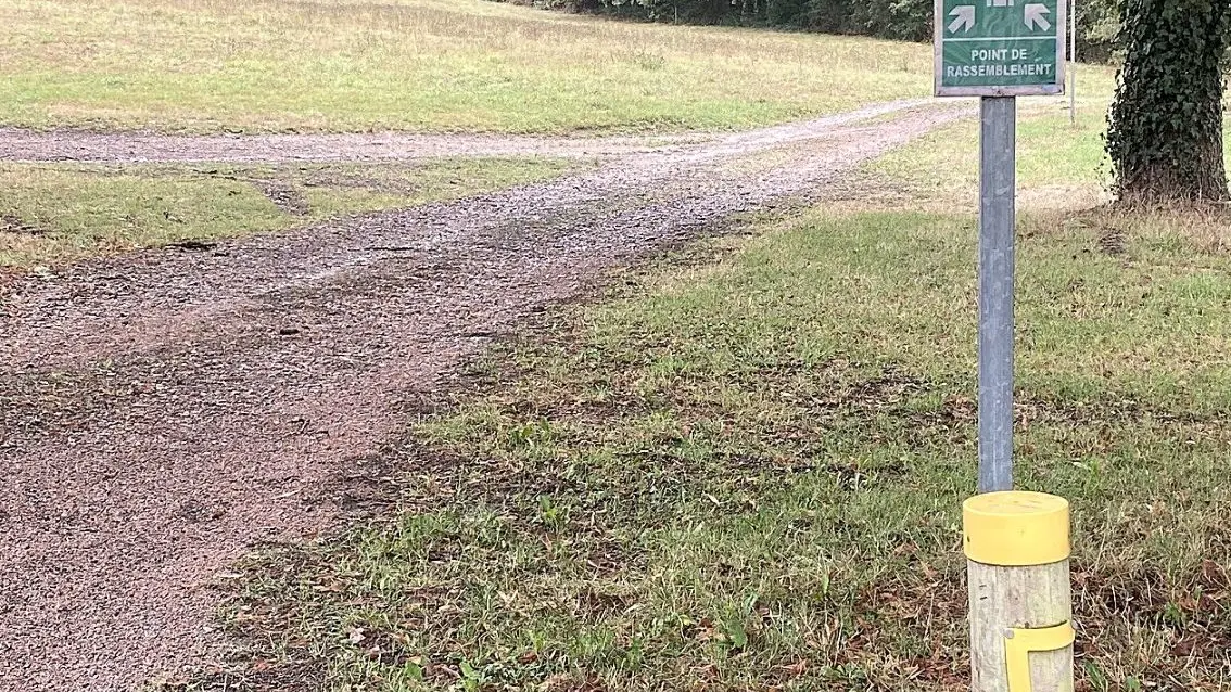 BUSSIERE-BADIL-Boucle du Banaret-Chemin-Poteau