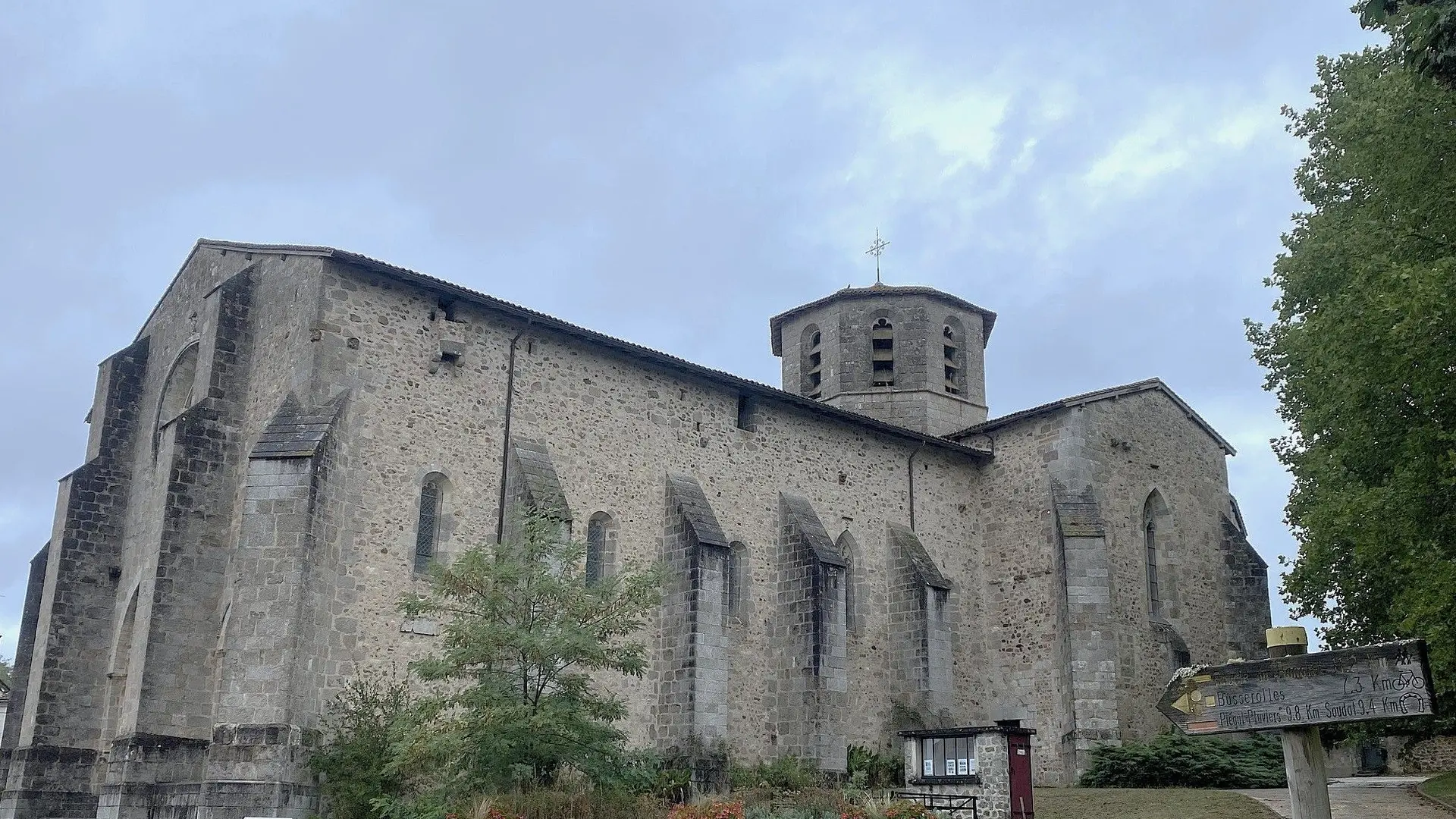 BUSSIERE-BADIL-Boucle du Banaret-Eglise