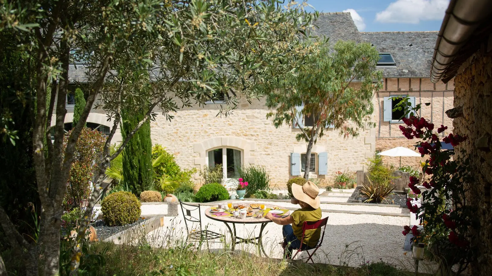 CHO_Terrasson_La Maison de Léopold_petit-dejeuner-piscine