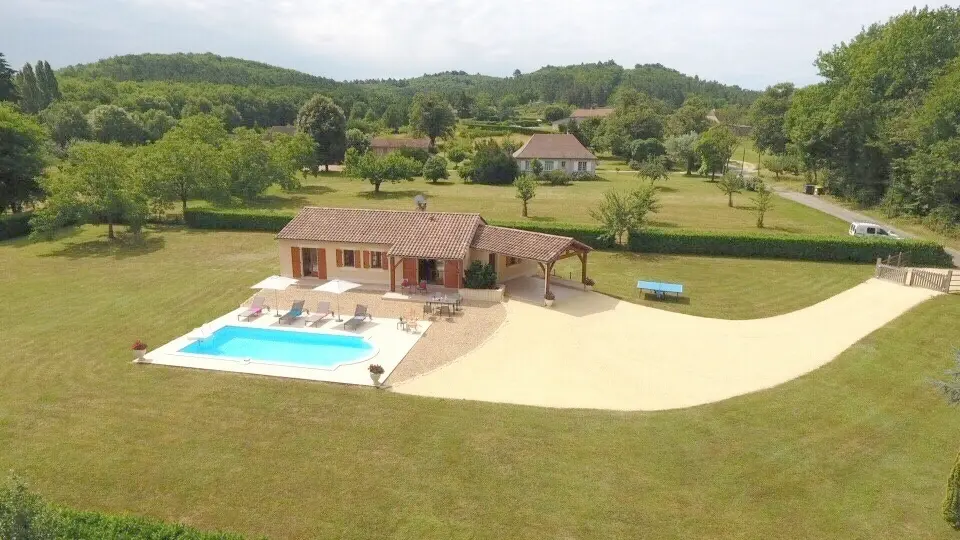 CHATAIGNE - piscine privée - vallée vézère - lascaux..