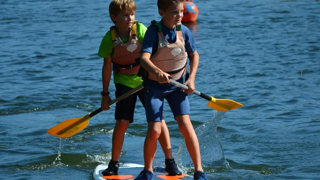 stand-up paddle à la base de canoë-Kayak de Neuvic