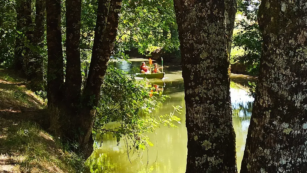 Canoës canal St Laurent des Hommes