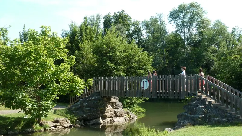 Le petit pont en bois à la base de loisirs