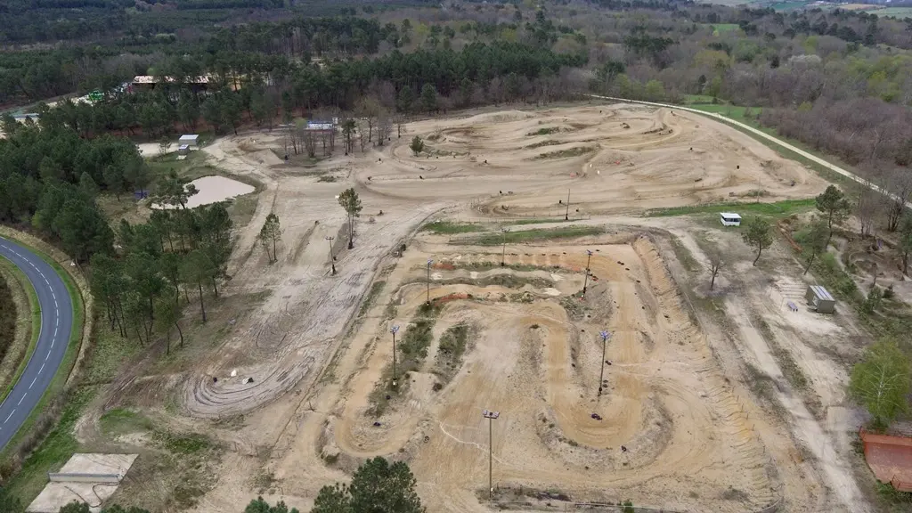 le terrain de moto cross