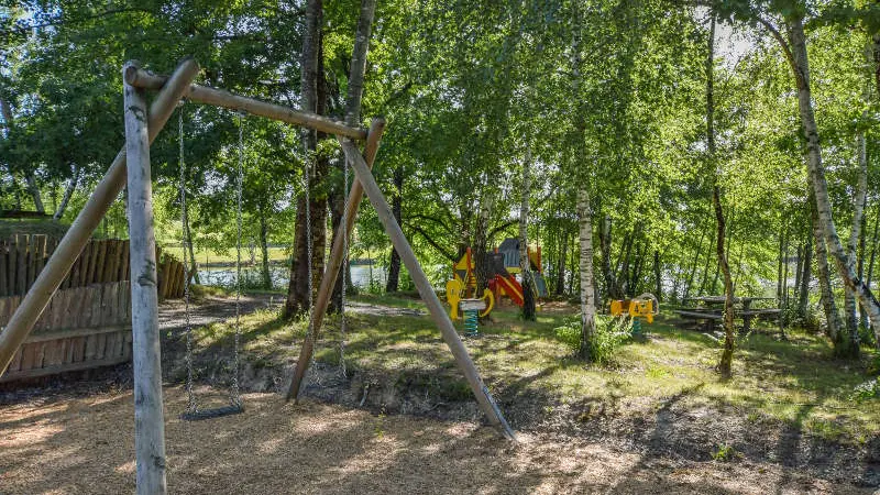 jeu pour enfants Camping du Domaine d'Essendiéras