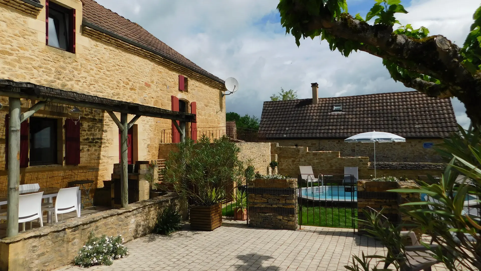 le clos de peyrebbelle avec piscine privée proche de sarlat