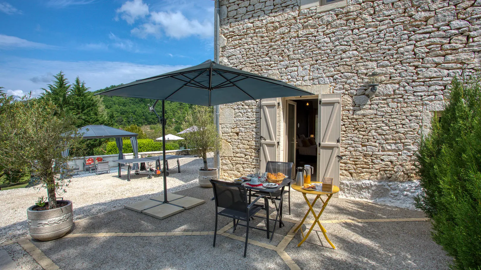 Domaine des Pierres Blanches Terasse Chambres Milandes 3