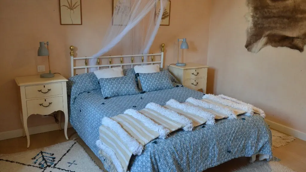 Double-upstairs-bedroom-la_closerie_de_la_beyne-naussannes-dordogne
