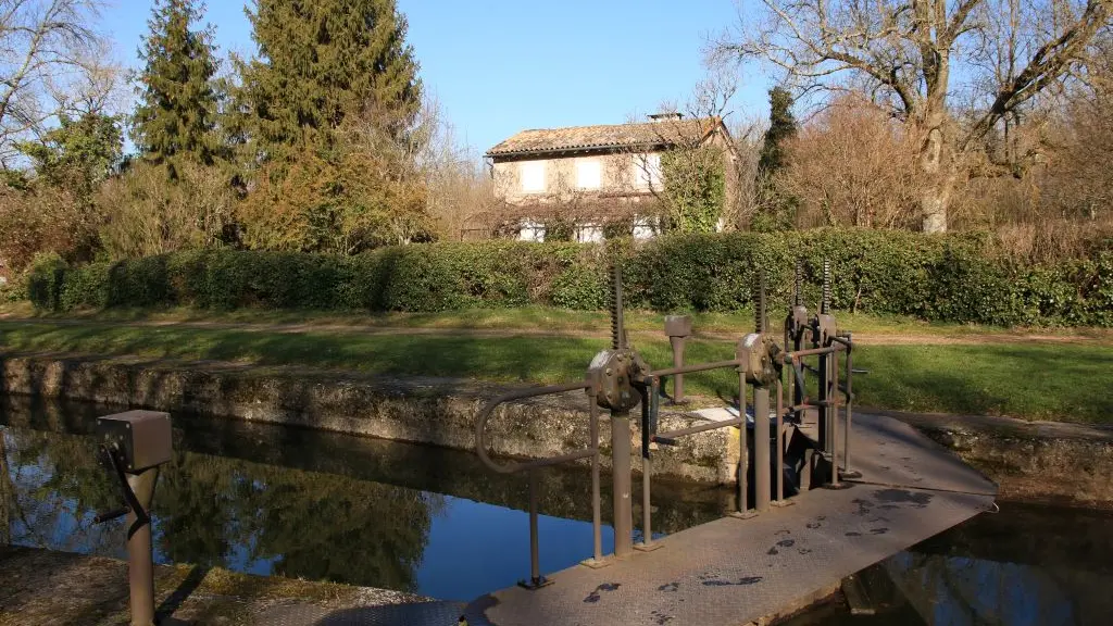 Ecluse et maison éclusière de Ménestérol