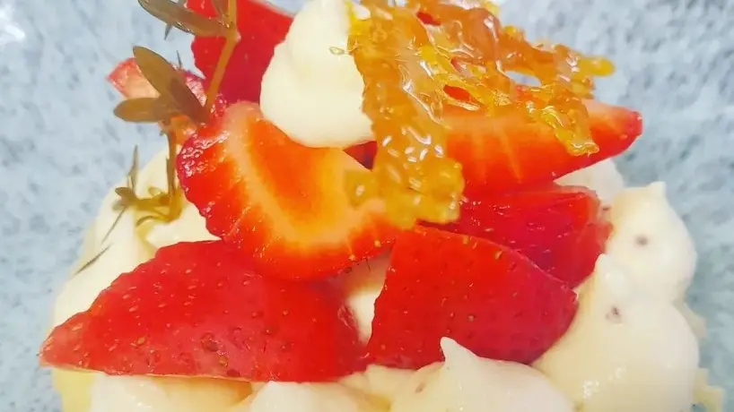 Fraises, chocolat blanc moutarde à l'ancienne et thym