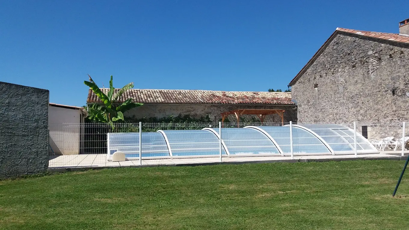 Vue sur la piscine couverte