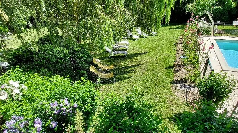 Gîte-Michel-St-Méard-chaises-longues-piscine