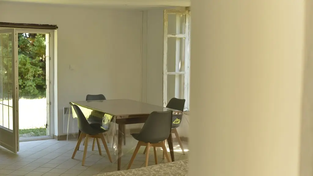 Gîte-Aux-Petites-Pourcauds-espace-repas-gîte-du-pignon