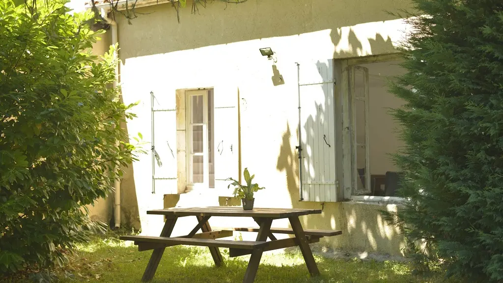 Gîte-Aux-Petites-Pourcauds-espace-repas-extérieur-gîte-du-pignon