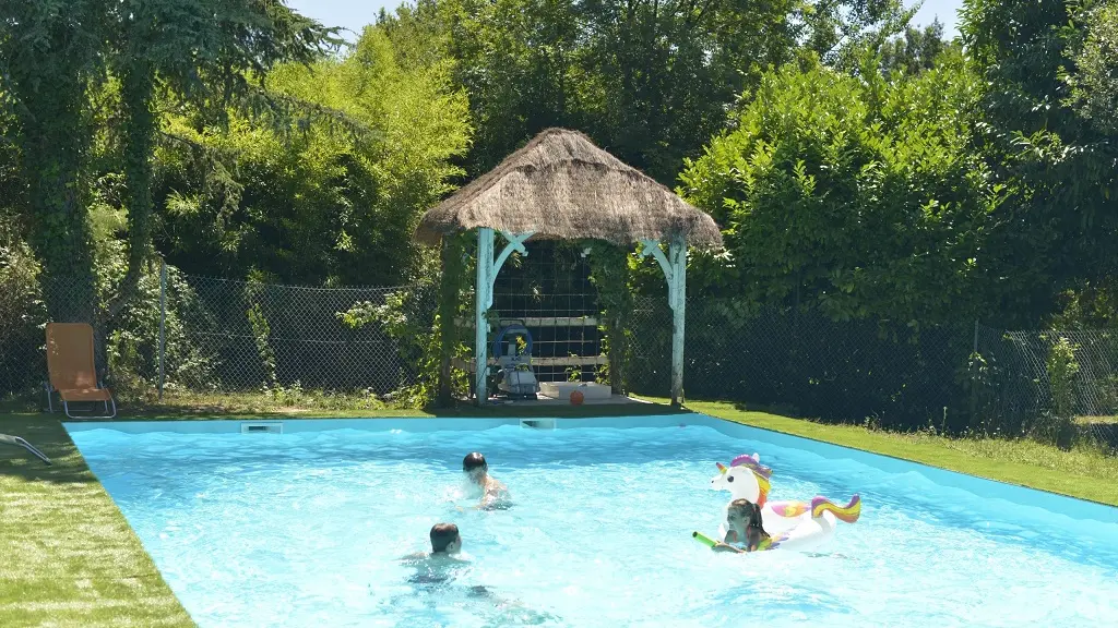 Gîte-Aux-Petites-Pourcauds-piscine-gîte-du-pignon
