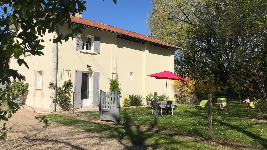 Gite-de-Néry-façade-jardin