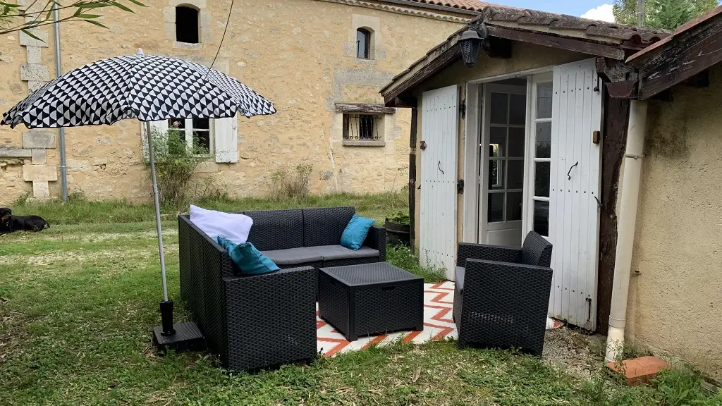 Gîte2pers-Aux-Petits-Pourcauds-Villefranche-salon-de-jardin2