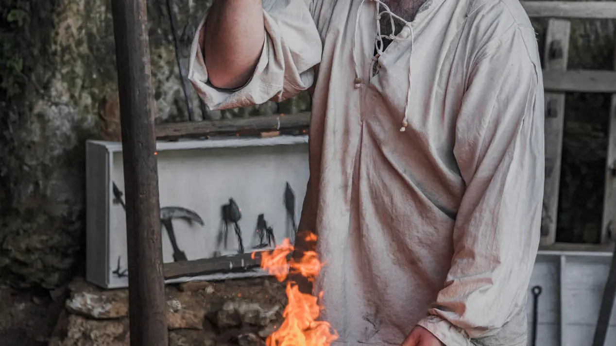 Guillaume, le forgeron a l occasion de la Madeleine d Antan - credit photos @melvinturpin