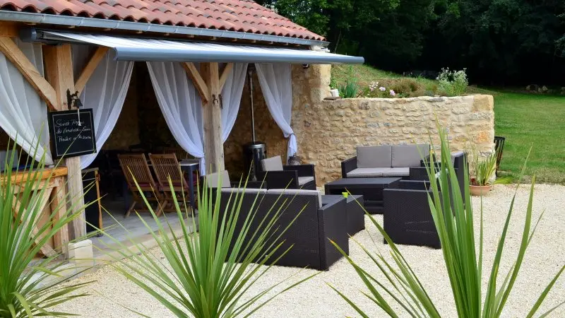 HLO_Les Eyzies_Domaine des Eymaries_Gite XVII_salon-exterieur_janvier 2023