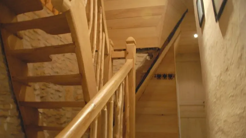 HLO_Les Eyzies_Domaine des Eymaries_gite-XVII_escalier_janvier 2023