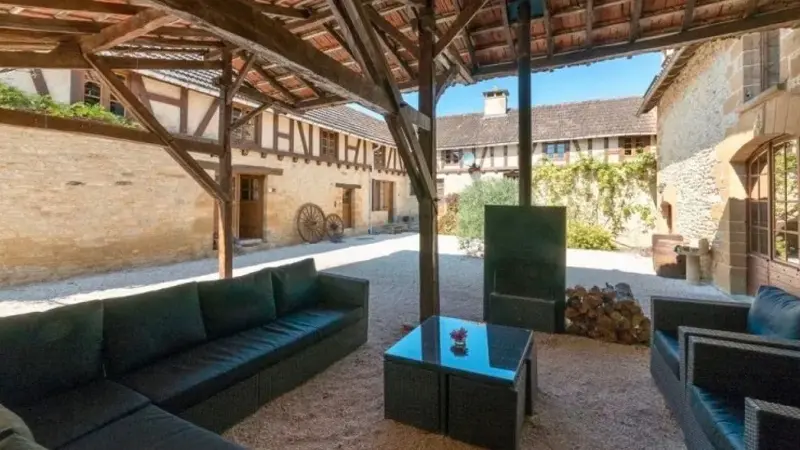 HLO_Sergeac_Domaine des Grands Bois_Cour intérieure patio
