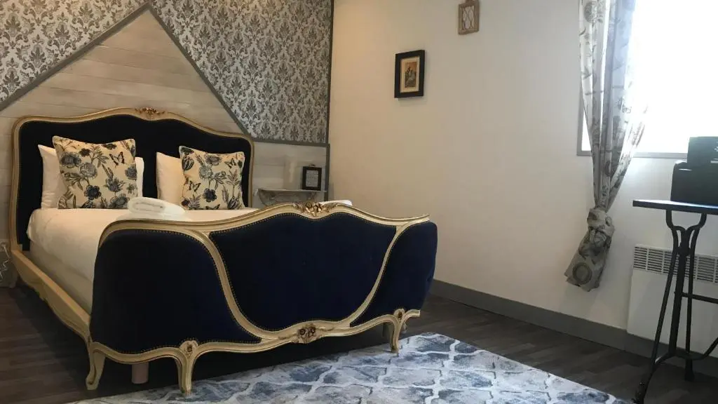 Hôtel Aux Cyprès - chambre 1