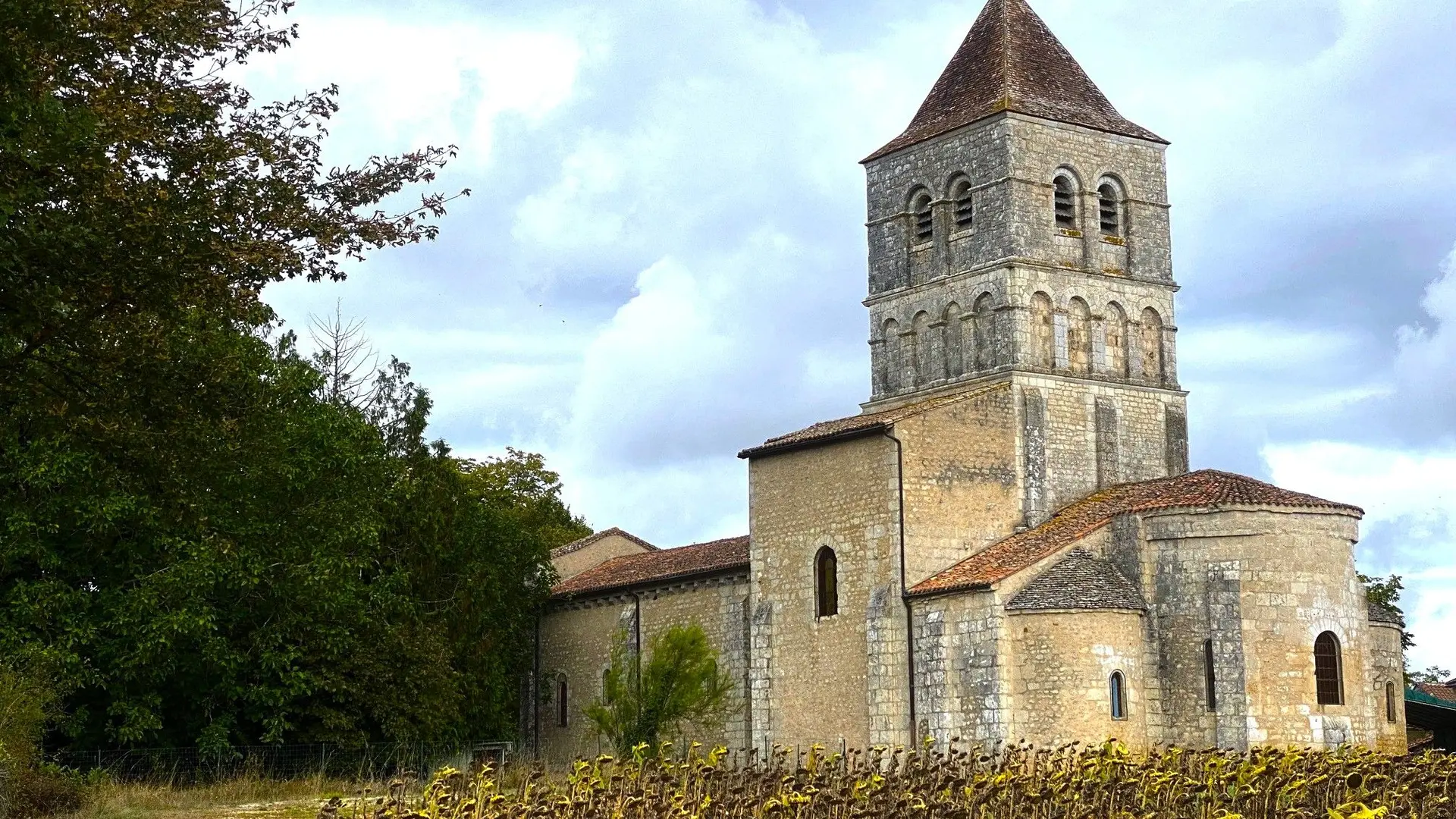 LA CHAPELLE-SAINT-ROBERT-Boucle Romane-Eglise 2