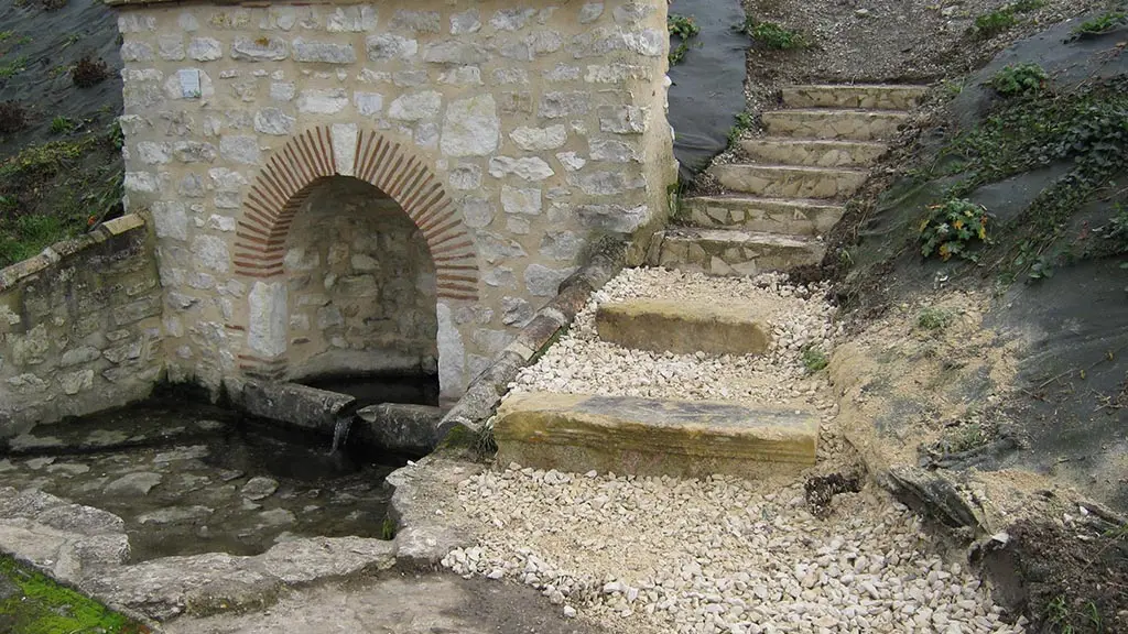 LA-Fontaine-au-Lac-de-Poncet-a-St-Laurent-des-Vignes-2