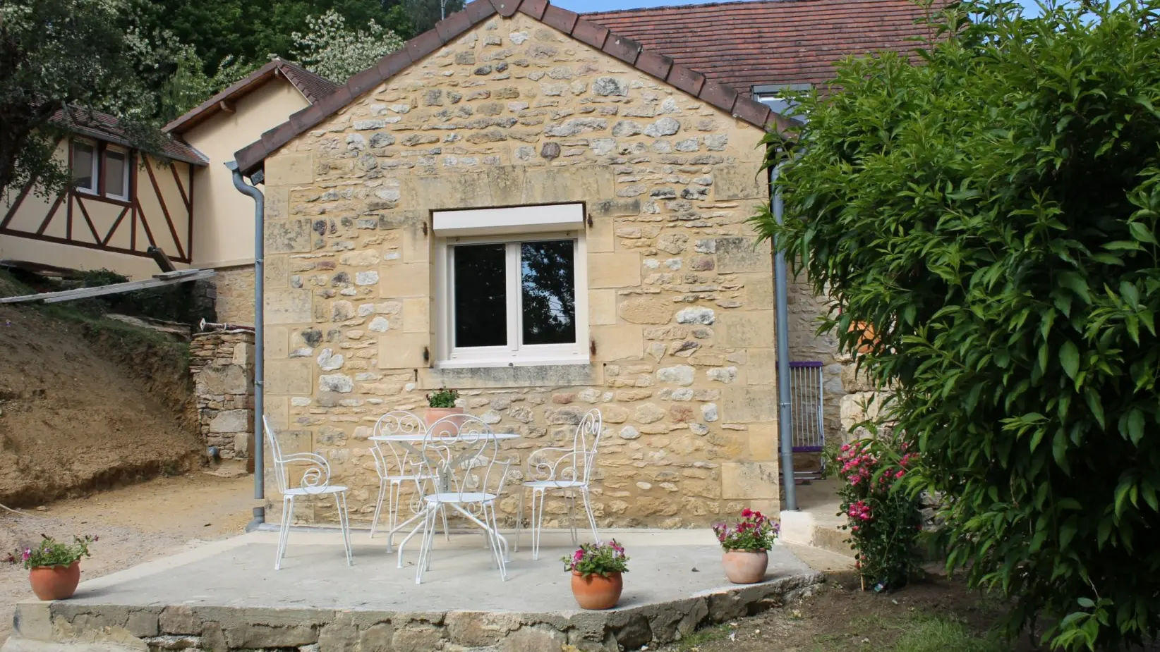 LES PIERRES DE LOUBEJAC-TERRASSE2