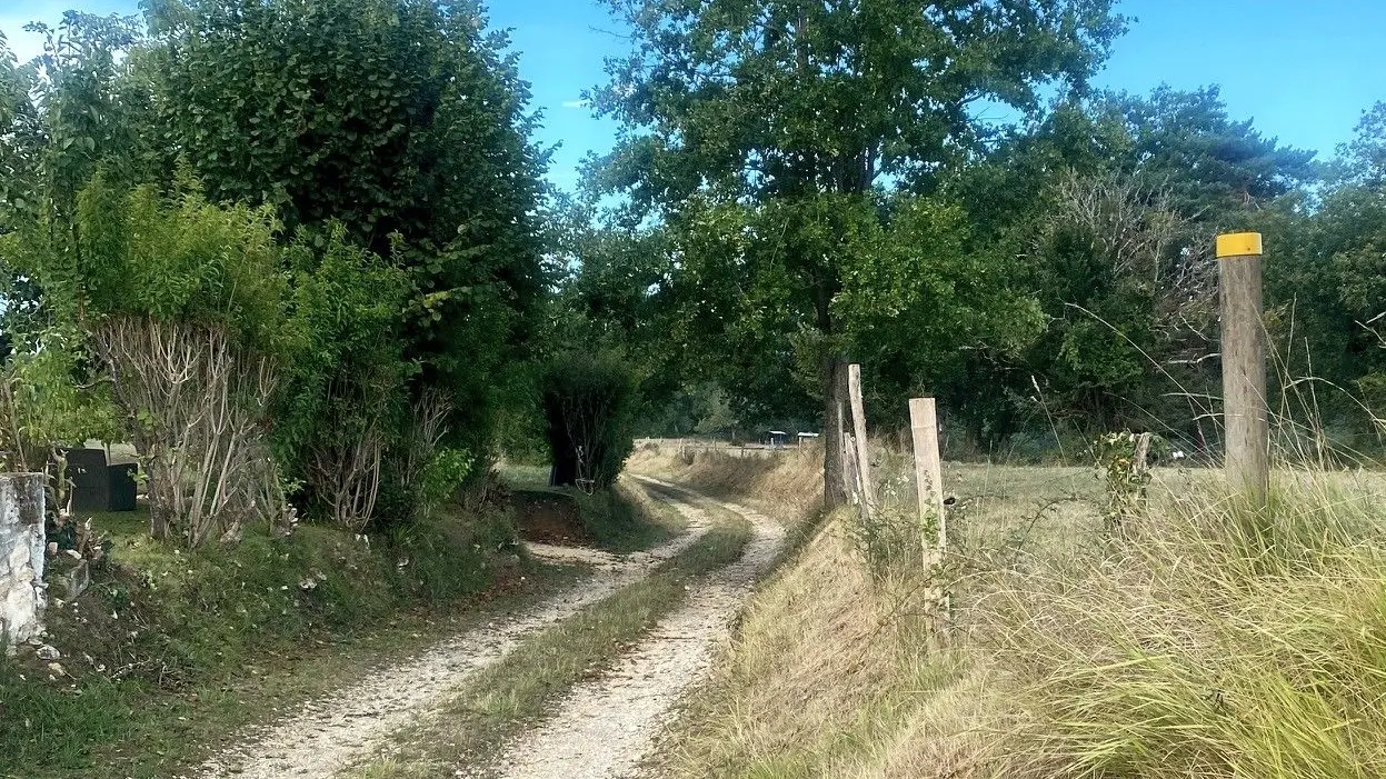 LUSSAS-ET-NONTRONNEAU-Boucle des Beusses-Chemin-Poteau
