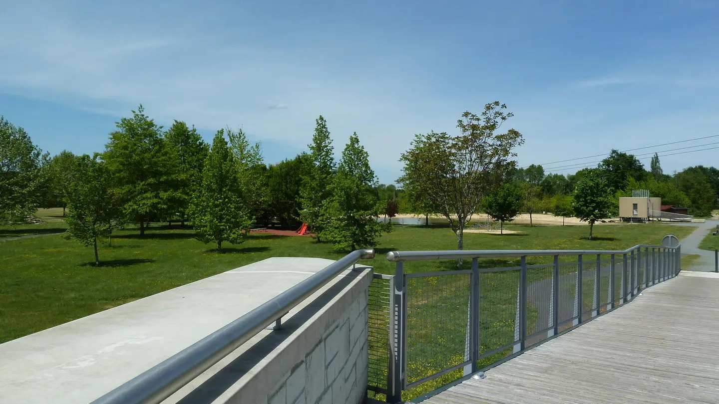 La vue sur la base de loisirs depuis la passerelle