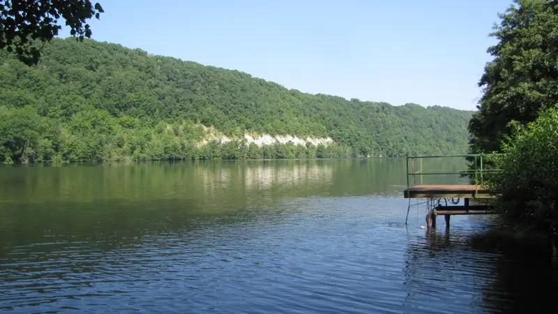 La Dordogne au niveau du cingle, devant les hauteurs à rapaces