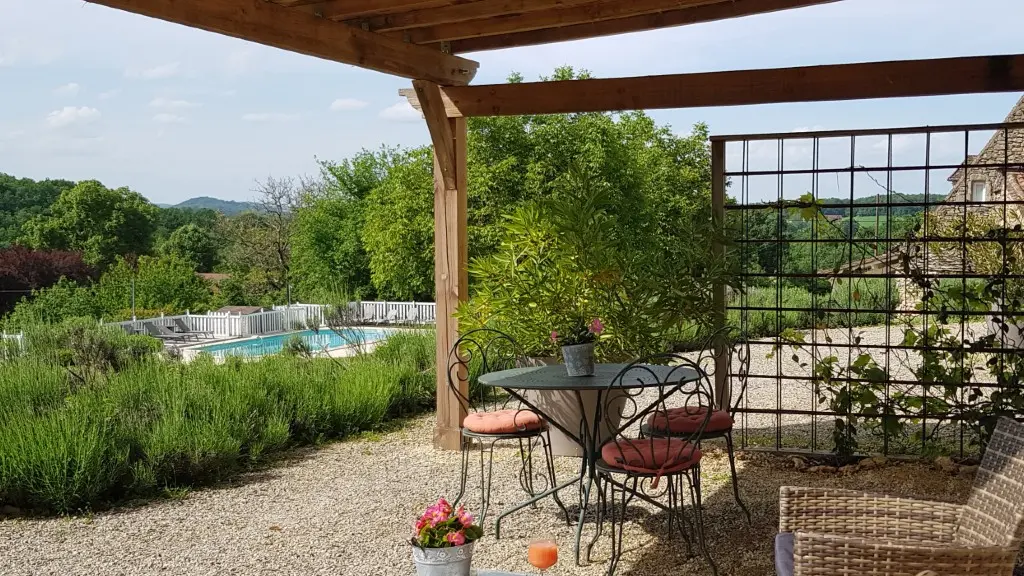 La-pergola-du-gite-2-personnes-au-Clos-Lascazes-maison-d-Hotes-en-dordogne