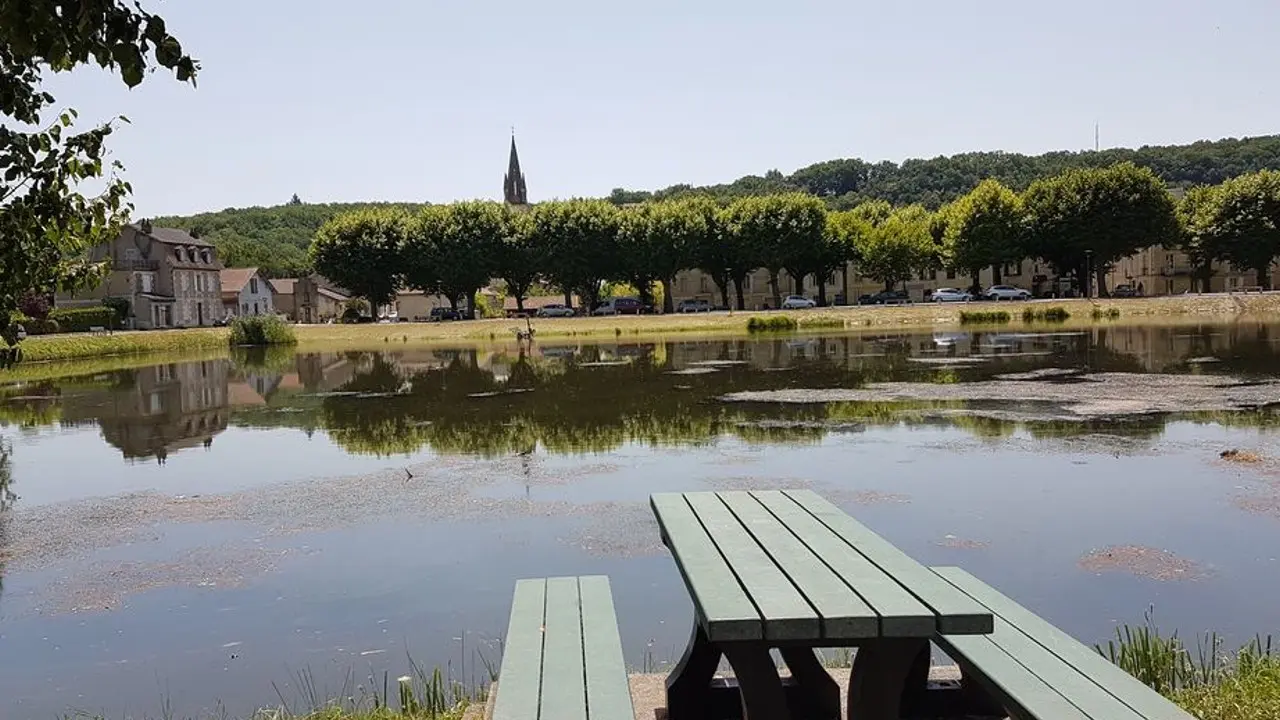 Lalinde - Table de pique-nique bord de l'eau bassin canal