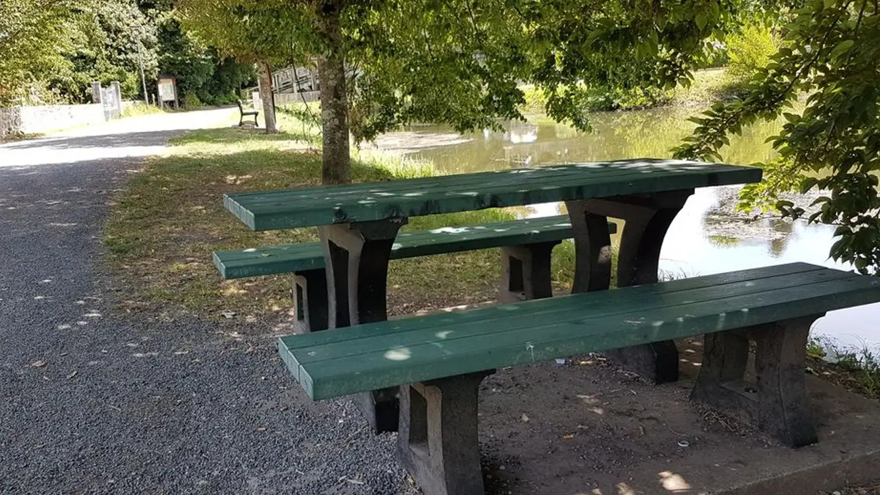 Lalinde - Table de pique-nique bord de l'eau bassin canal