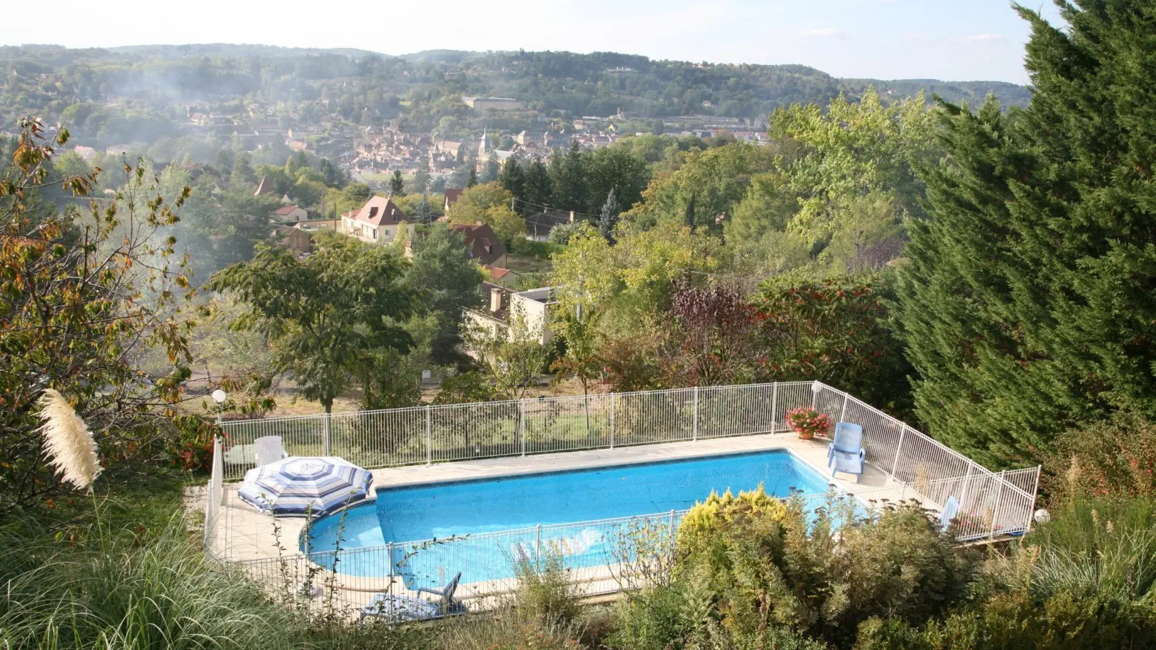 MAISON DES CERISIERS-PISCINE JARDIN