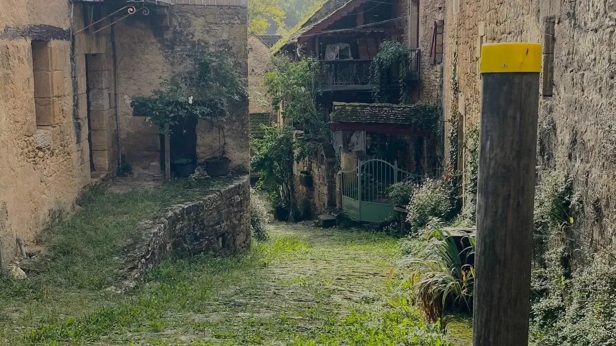 MEYRALS-Boucle de lescarpedie-Chemin-Poteau