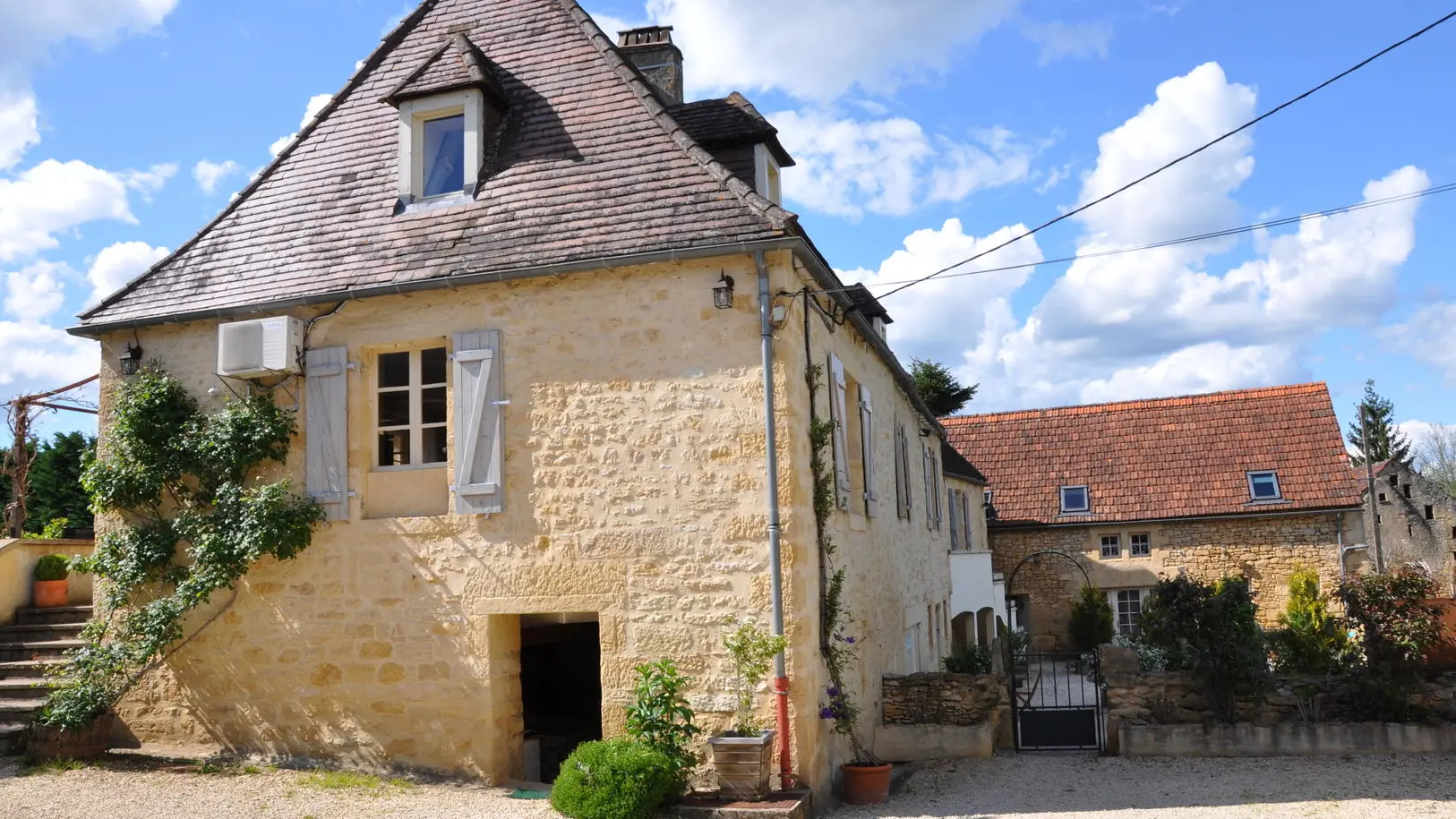 Maison-exterieure-le-bonheur-dans-notre-pre