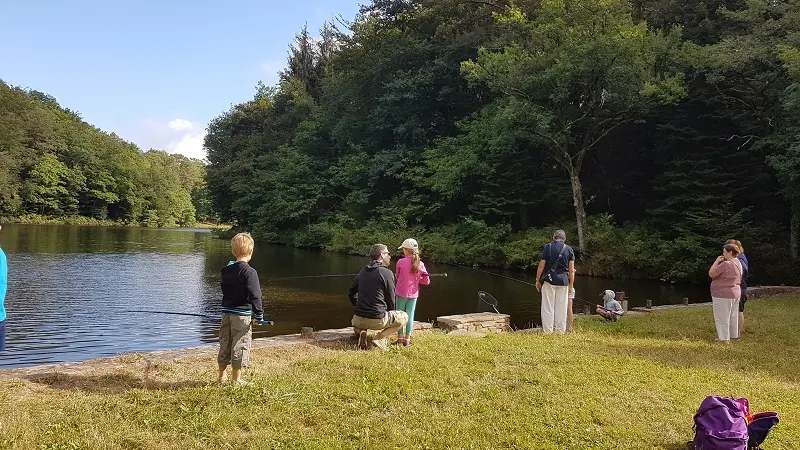 Pêche étang de la Barde - Parc en famille©pnrpl (1)