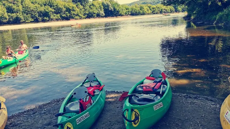 Périgord Noir Vallée Dordogne - castelnaud canoes