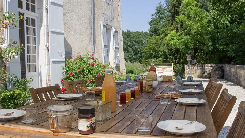 Petit déjeuner en terrasse dans la vallée