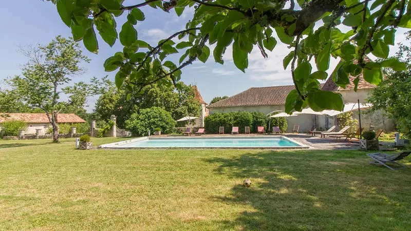 Piscine dans le verger au calme