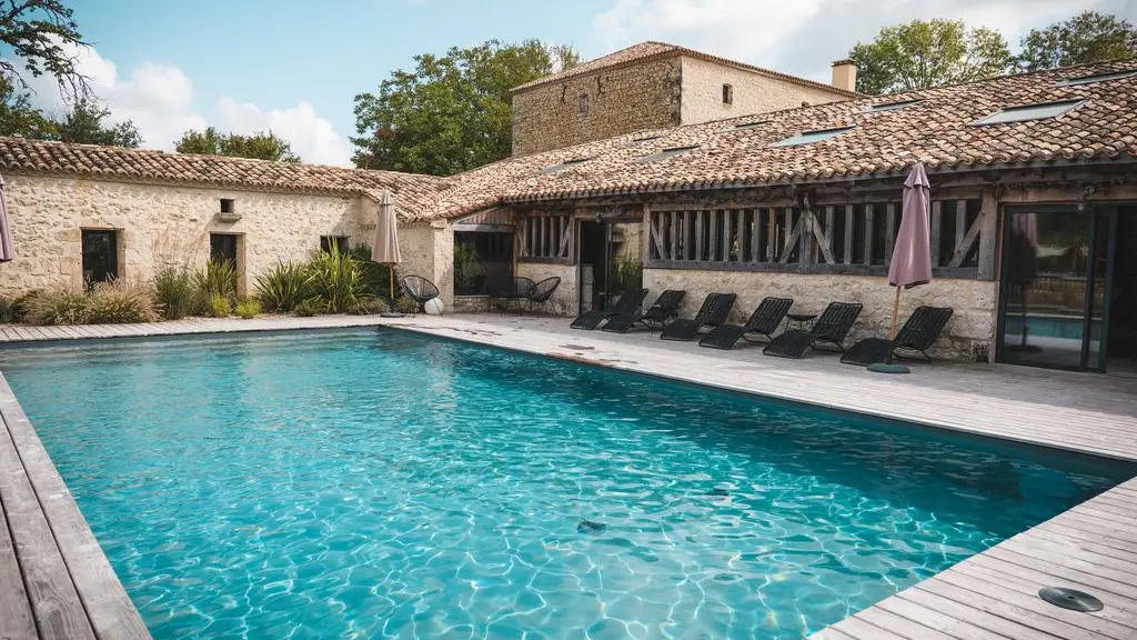 Piscine extérieure Clos des charmes gîte grande capacité Dordogne Périgord