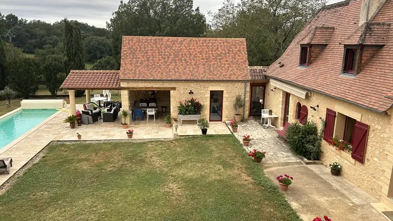 Saint Félix de Reilhac_Gîte du Pigeonnier_vue en angle avec un bout de piscine_octobre 2024©Nicole Delmont