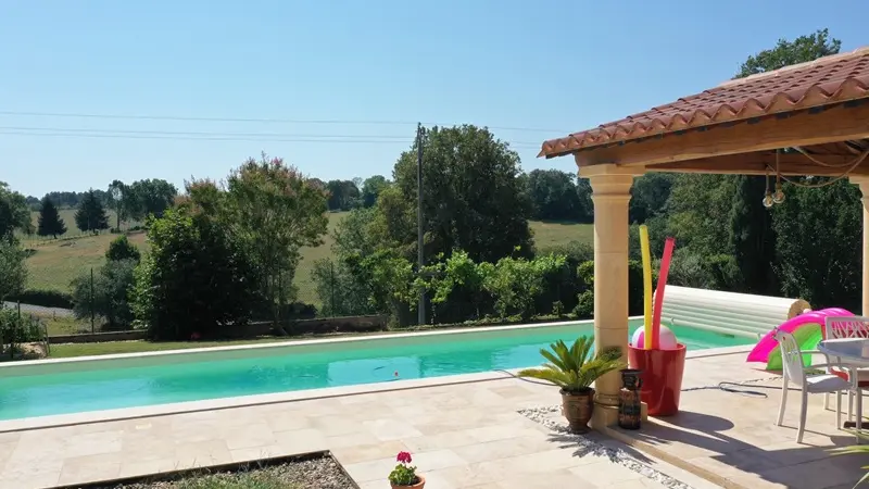 Saint Félix de Reilhac_Gîte du Pigeonnier_Extérieur avec piscine et paysage_Octobre 2024©Nicole Delmont