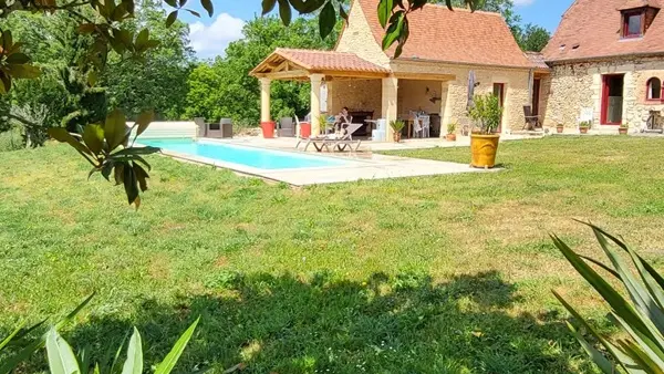 Saint Félix de Reilhac_vue avec branchage, pool house et un peu le gîte_octobre 2024©Nicole Delmont