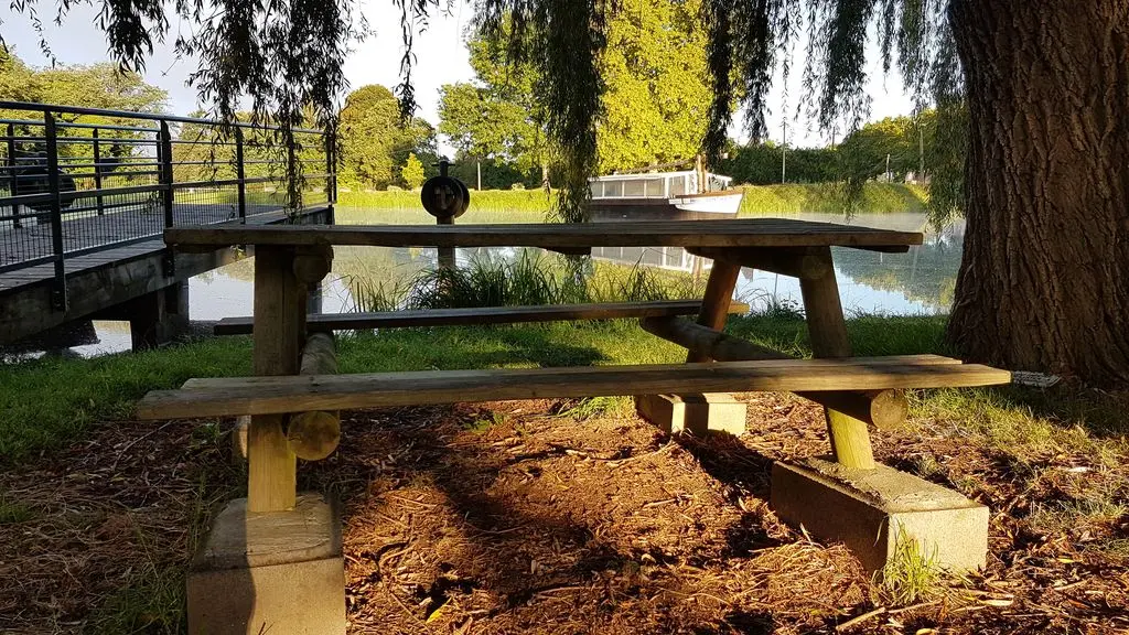 St-Capraise-de-Lalinde - Table de pique-nique bord de l'eau